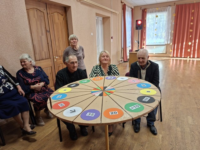 Senioru pēcpusdienā seniori spēle'Brīnumu lauku.